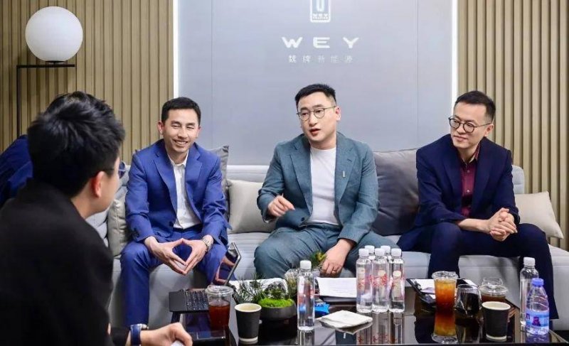 重金挖角 AI 人才，祖克柏成立 Meta 超級智慧實驗室